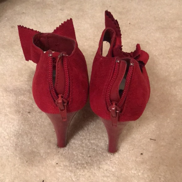Material Girl Red suede pump with bows - Picture 4 of 7